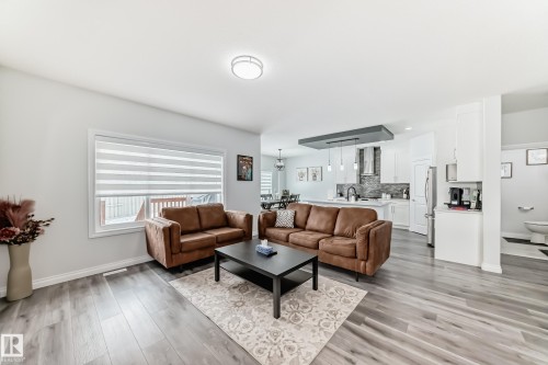 7035 Chivers Loop, Edmonton, AB - Indoor Photo Showing Living Room