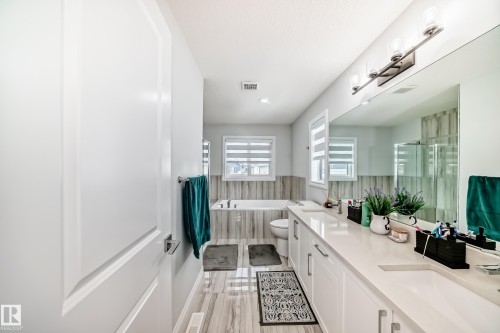 7035 Chivers Loop, Edmonton, AB - Indoor Photo Showing Bathroom