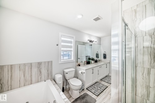 7035 Chivers Loop, Edmonton, AB - Indoor Photo Showing Bathroom