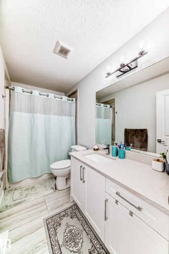 7035 Chivers Loop, Edmonton, AB - Indoor Photo Showing Bathroom