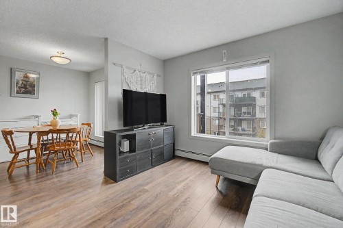 330 390 Windermere Rd, Edmonton, AB - Indoor Photo Showing Living Room