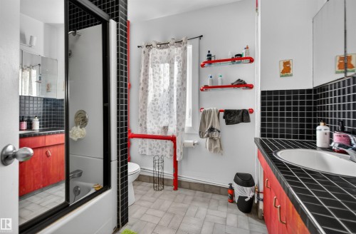 9205 99 Street, Edmonton, AB - Indoor Photo Showing Bathroom