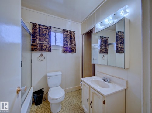 9533 77 Avenue, Edmonton, AB - Indoor Photo Showing Bathroom