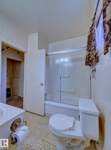 9533 77 Avenue, Edmonton, AB - Indoor Photo Showing Bathroom