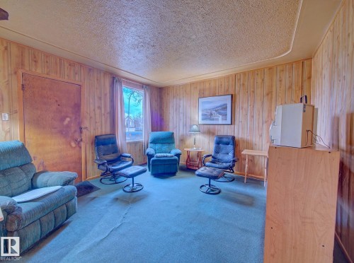 9533 77 Avenue, Edmonton, AB - Indoor Photo Showing Living Room