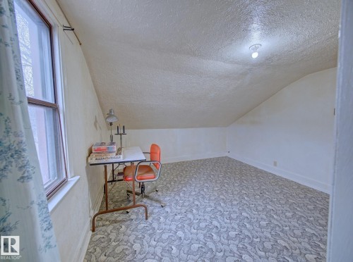 9533 77 Avenue, Edmonton, AB - Indoor Photo Showing Other Room