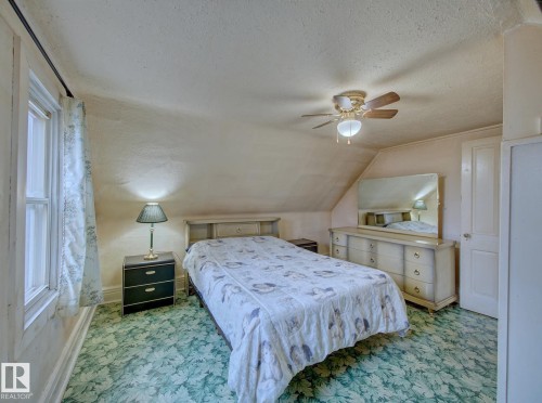9533 77 Avenue, Edmonton, AB - Indoor Photo Showing Bedroom