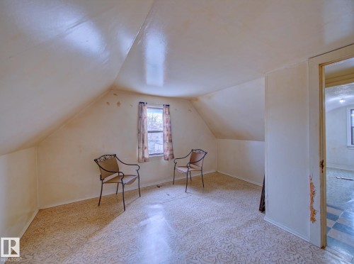 9533 77 Avenue, Edmonton, AB - Indoor Photo Showing Other Room