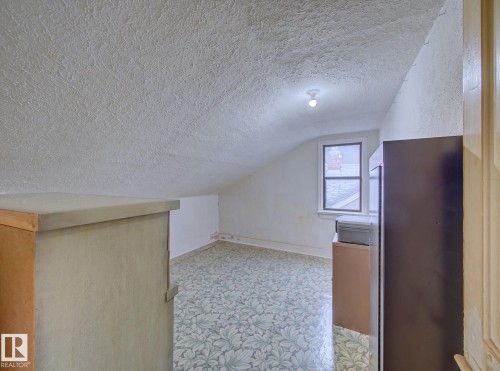 9533 77 Avenue, Edmonton, AB - Indoor Photo Showing Other Room