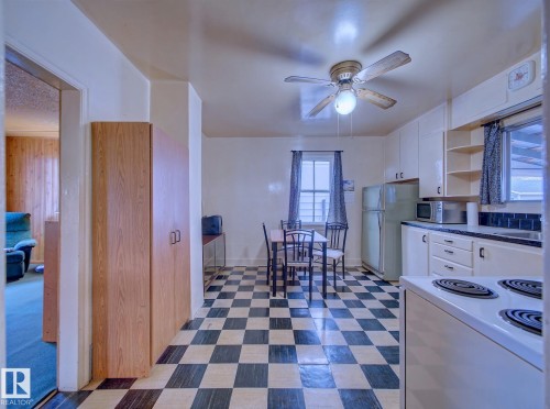 9533 77 Avenue, Edmonton, AB - Indoor Photo Showing Kitchen