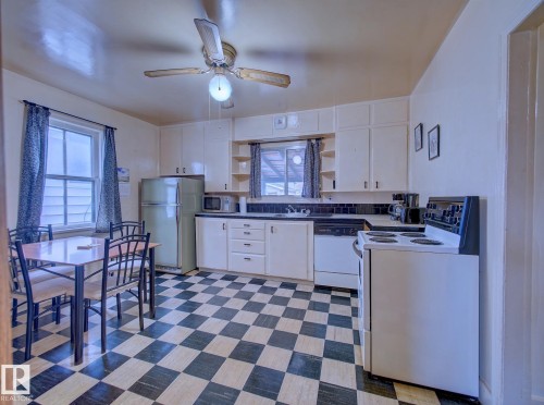 9533 77 Avenue, Edmonton, AB - Indoor Photo Showing Kitchen