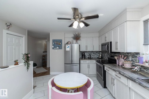 3511 33 Avenue, Edmonton, AB - Indoor Photo Showing Kitchen