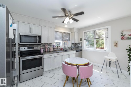 3511 33 Avenue, Edmonton, AB - Indoor Photo Showing Kitchen