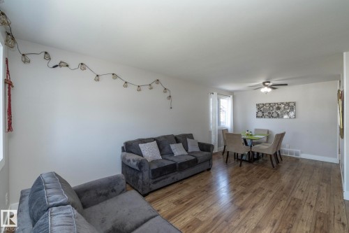 3511 33 Avenue, Edmonton, AB - Indoor Photo Showing Living Room