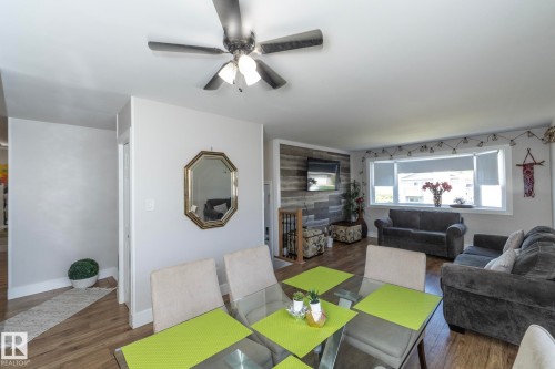 3511 33 Avenue, Edmonton, AB - Indoor Photo Showing Living Room