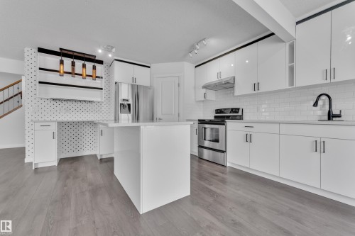 208 79 Street, Edmonton, AB - Indoor Photo Showing Kitchen With Upgraded Kitchen
