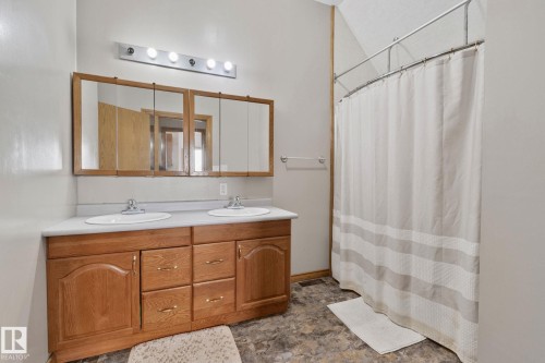 4228 8 Avenue, Edson, AB - Indoor Photo Showing Bathroom