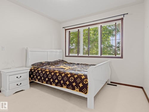 Bedroom featuring baseboards - 29 Oakdale Place, St. Albert, AB - Indoor Photo Showing Bedroom