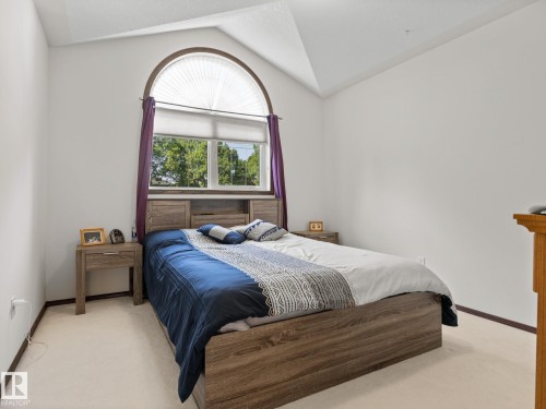 Bedroom featuring vaulted ceiling and carpet - 29 Oakdale Place, St. Albert, AB - Indoor Photo Showing Bedroom