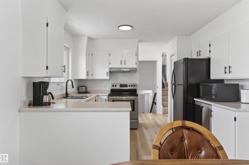 6002 52 Avenue, Cold Lake, AB - Indoor Photo Showing Kitchen With Double Sink