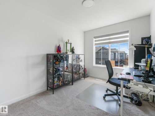 Bright room featuring neutral carpeting and white wall paint - 4851 Kinney Road, Edmonton, AB - Indoor