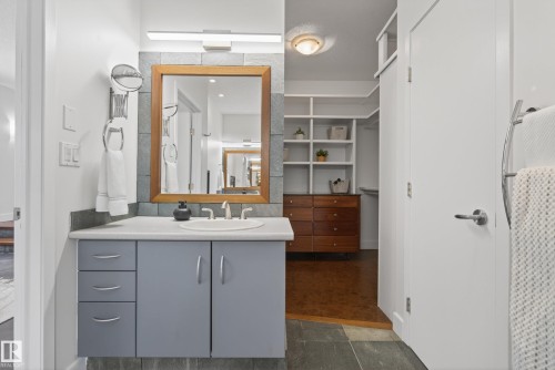 8860 93 Street, Edmonton, AB - Indoor Photo Showing Bathroom