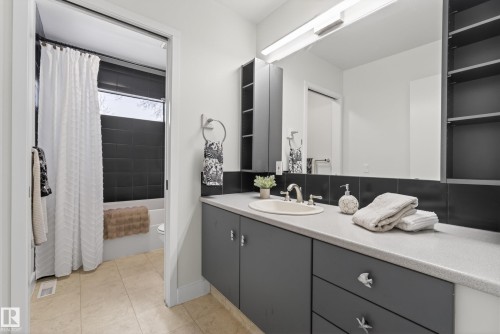 East wing bedrooms have their own bathroom - 8860 93 Street, Edmonton, AB - Indoor Photo Showing Bathroom