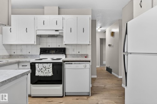 17 Brookside Crescent, Spruce Grove, AB - Indoor Photo Showing Kitchen