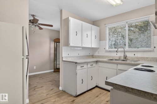 17 Brookside Crescent, Spruce Grove, AB - Indoor Photo Showing Kitchen With Double Sink