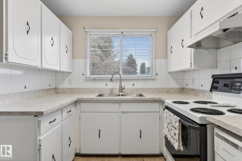 17 Brookside Crescent, Spruce Grove, AB - Indoor Photo Showing Kitchen With Double Sink