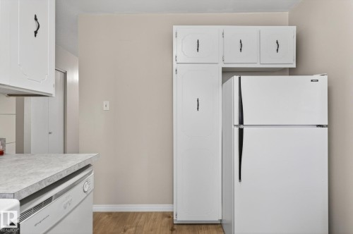 17 Brookside Crescent, Spruce Grove, AB - Indoor Photo Showing Kitchen