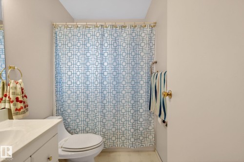 17 Brookside Crescent, Spruce Grove, AB - Indoor Photo Showing Bathroom