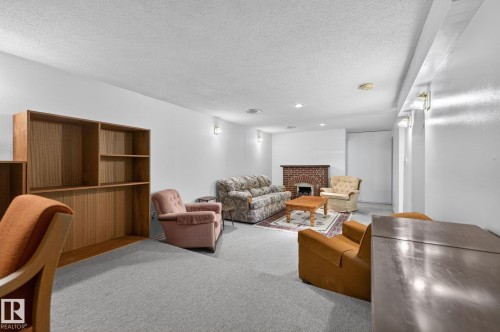 17 Brookside Crescent, Spruce Grove, AB - Indoor Photo Showing Living Room