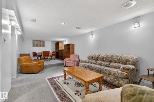 17 Brookside Crescent, Spruce Grove, AB - Indoor Photo Showing Living Room