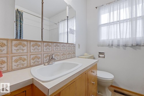 9745 68 Avenue, Edmonton, AB - Indoor Photo Showing Bathroom