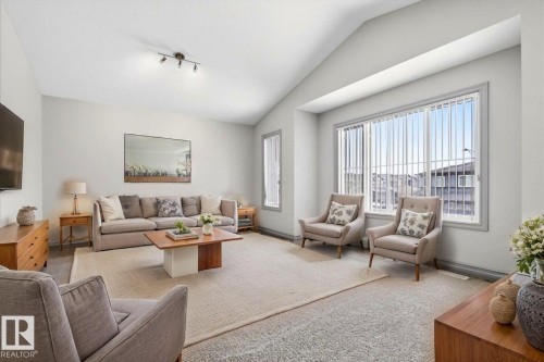 5912 19 Avenue, Edmonton, AB - Indoor Photo Showing Living Room