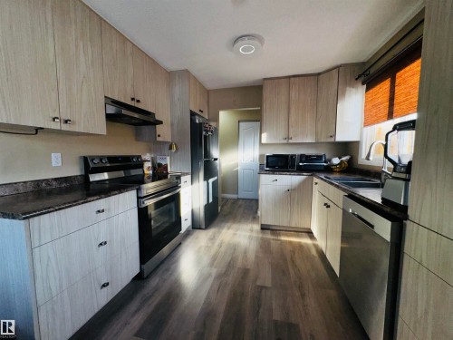11452 152B Avenue, Edmonton, AB - Indoor Photo Showing Kitchen