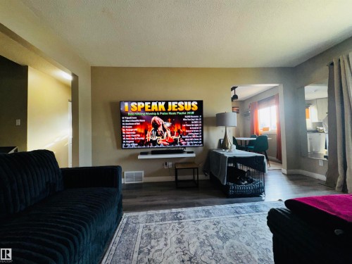 11452 152B Avenue, Edmonton, AB - Indoor Photo Showing Living Room