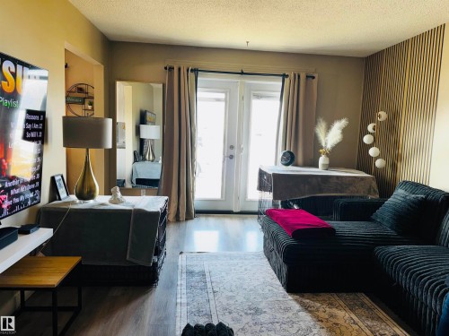 11452 152B Avenue, Edmonton, AB - Indoor Photo Showing Living Room