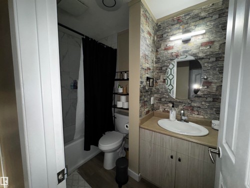 11452 152B Avenue, Edmonton, AB - Indoor Photo Showing Bathroom