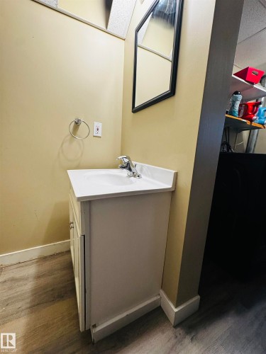 11452 152B Avenue, Edmonton, AB - Indoor Photo Showing Bathroom