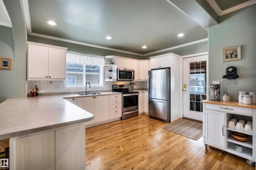 11 Madison Avenue, St. Albert, AB - Indoor Photo Showing Kitchen With Stainless Steel Kitchen