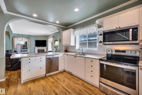 11 Madison Avenue, St. Albert, AB - Indoor Photo Showing Kitchen With Stainless Steel Kitchen With Double Sink