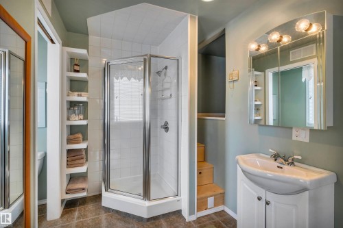 11 Madison Avenue, St. Albert, AB - Indoor Photo Showing Bathroom