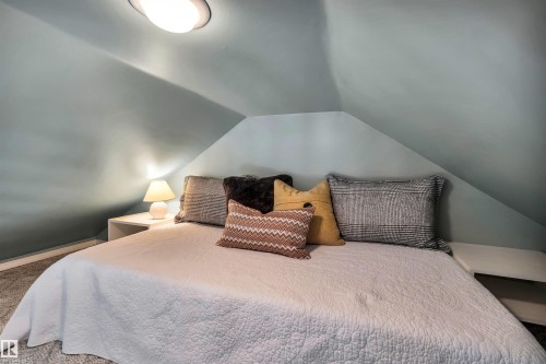11 Madison Avenue, St. Albert, AB - Indoor Photo Showing Bedroom