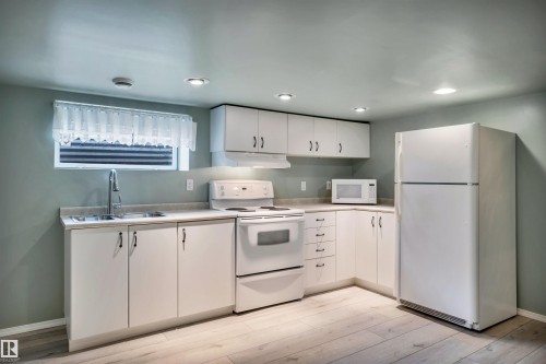 11 Madison Avenue, St. Albert, AB - Indoor Photo Showing Kitchen