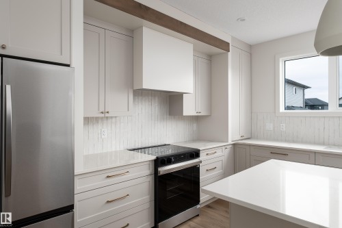 8 Darby Crescent, Spruce Grove, AB - Indoor Photo Showing Kitchen With Upgraded Kitchen