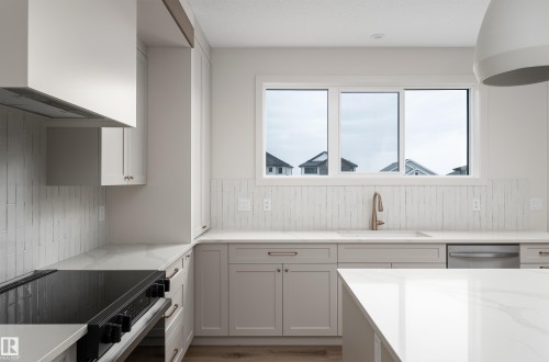 8 Darby Crescent, Spruce Grove, AB - Indoor Photo Showing Kitchen