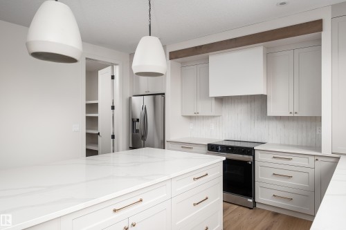 8 Darby Crescent, Spruce Grove, AB - Indoor Photo Showing Kitchen With Upgraded Kitchen