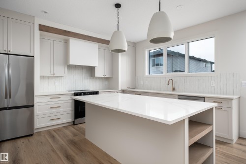 8 Darby Crescent, Spruce Grove, AB - Indoor Photo Showing Kitchen With Upgraded Kitchen